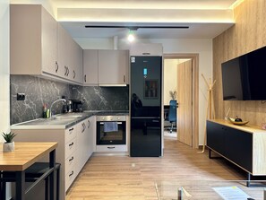 Geladeira, micro-ondas, fogão, cooktop