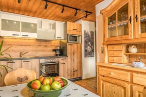 Kylskåp, mikrovågsugn, spishäll och kaffe- och tebryggare