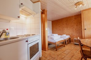 Frigorífic, forn, placa de cuina i cafetera i tetera