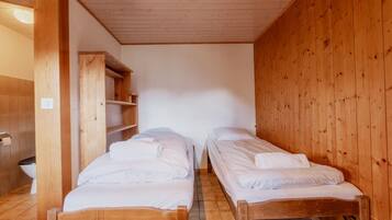 1 bedroom, bed sheets