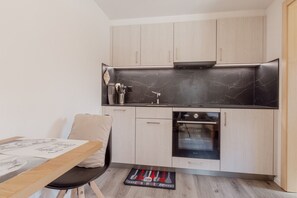 Frigorifero, forno, piano cottura, lavastoviglie