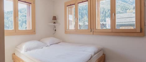 1 quarto, Wi-Fi de cortesia, roupa de cama