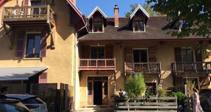 Grand Appartement Avec vue sur lac et Proche Montagne , Idéal Pour une Famille