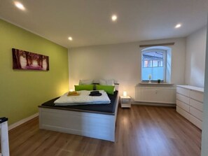 2 bedrooms, travel crib, free WiFi, bed sheets