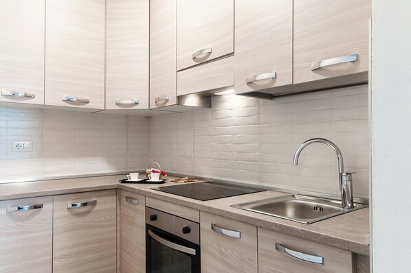 Refrigerador, placa de cocina, utensilios de cocina