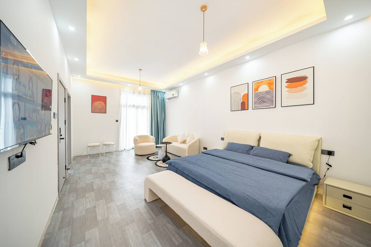 Premium bedding, memory foam beds, laptop workspace, WiFi (free)