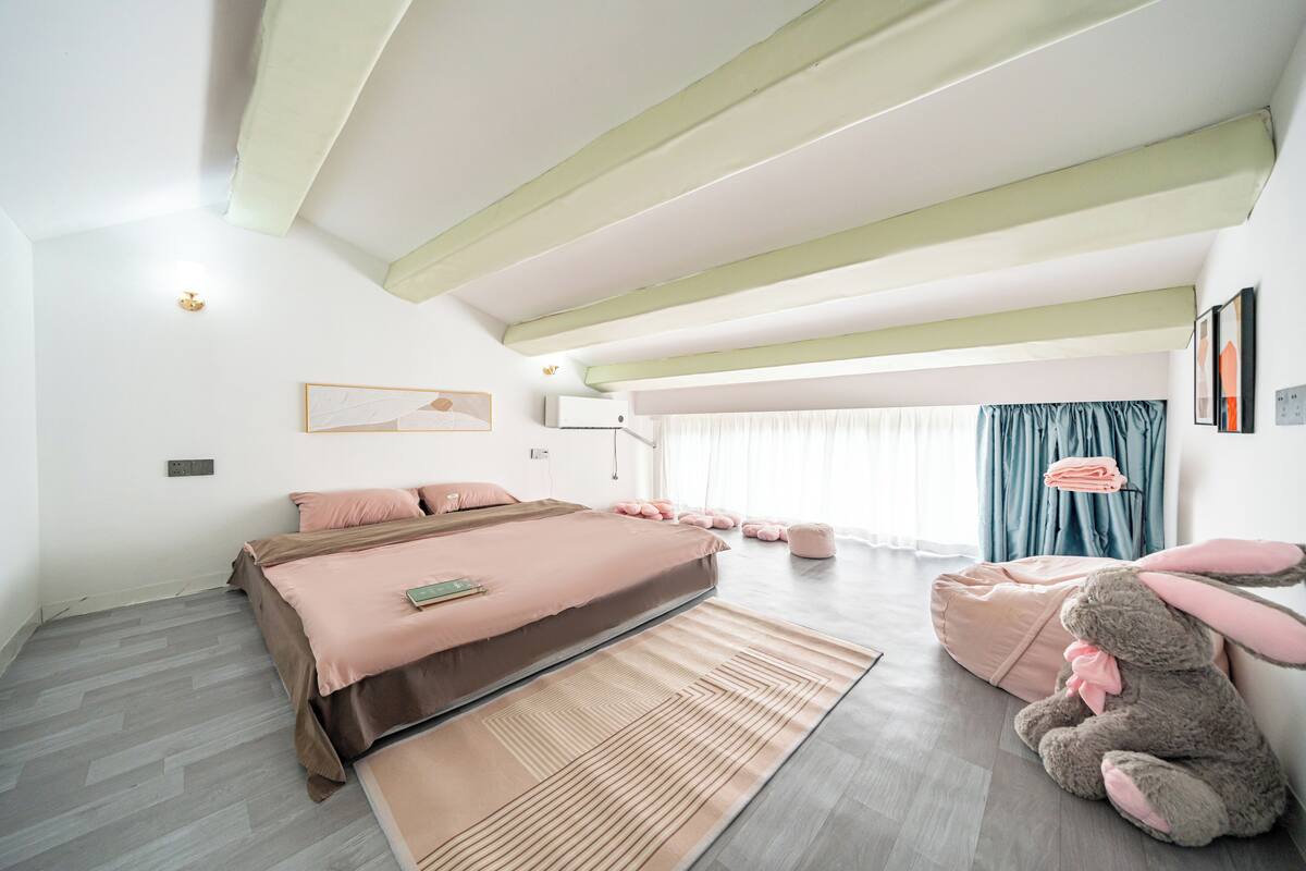 Premium bedding, memory foam beds, laptop workspace, WiFi (free)
