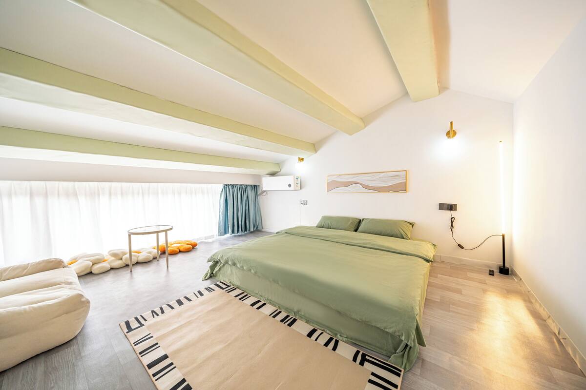 Premium bedding, memory foam beds, laptop workspace, WiFi (free)