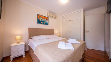 House (Five Bedroom Holiday Home with Balcon) | 5 bedrooms, cribs/infant beds, free WiFi