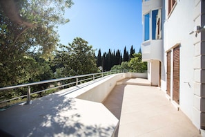 Ferienhaus (Five Bedroom Holiday Home with Balcon) | Balkon