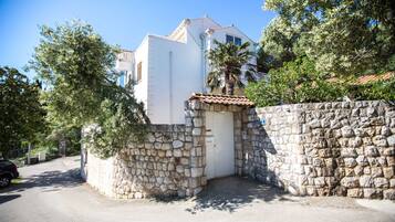 House (Five Bedroom Holiday Home with Balcon) | Exterior