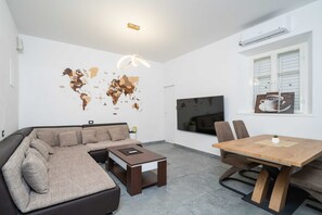 อพาร์ทเมนท์ (Two Bedroom Apartment with Terrace an) | ห้องนั่งเล่น | ทีวีจอแบน 32 นิ้ว พร้อมช่องดิจิตอล
