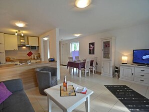 Smart TV, fireplace, DVD player, books