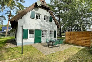 Outdoor dining - Island of peace Comfortable holiday residence (Glowe)