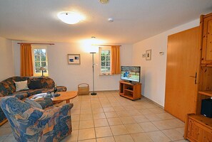 Een smart-tv, boeken en een stereo