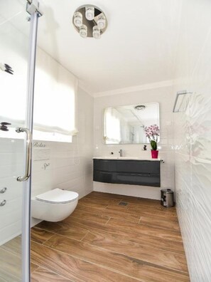 Apartment (Two Bedroom Apartment with Swimming P) | Bathroom