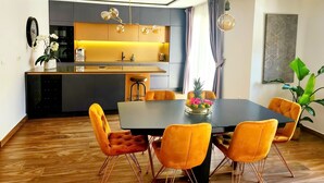 อพาร์ทเมนท์ (Two Bedroom Apartment with Swimming P) | ห้องรับประทานอาหาร
