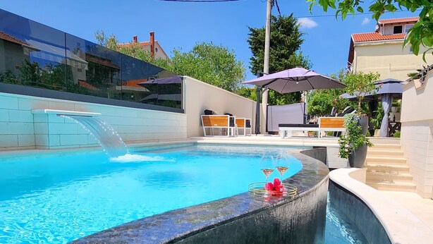 อพาร์ทเมนท์ (Two Bedroom Apartment with Swimming P) | สระว่ายน้ำ
