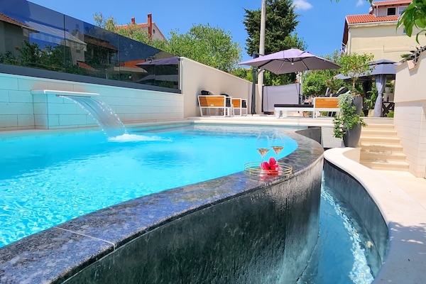 Huoneisto (Two Bedroom Apartment with Swimming P) | Uima-allas | Ulkouima-allas, aurinkovarjoja, aurinkotuoleja