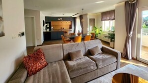 อพาร์ทเมนท์ (Two Bedroom Apartment with Swimming P) | ห้องนั่งเล่น