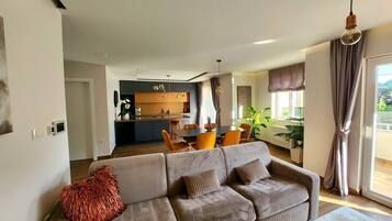 Departamento (Two Bedroom Apartment with Swimming P) | Sala de estar | Televisión de pantalla plana de 32 pulgadas con canales digitales