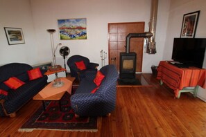 Smart-TV, Kamin, Tischtennisplatte, Bücher