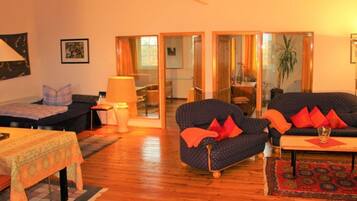 Smart-TV, Kamin, Tischtennisplatte, Bücher