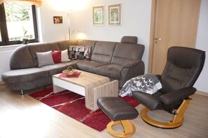 Smart TV, reproductor de DVD, mesa de ping pong, libros