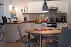 Kjøleskap, mikrobølgeovn, ovn og kokeplater