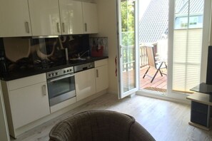 Micro-ondes, tables à manger