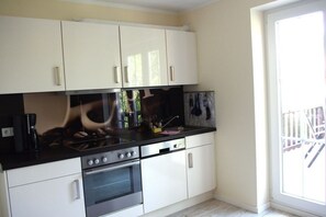 Micro-ondes, tables à manger