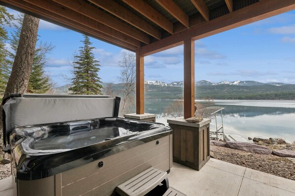 Outdoor spa tub