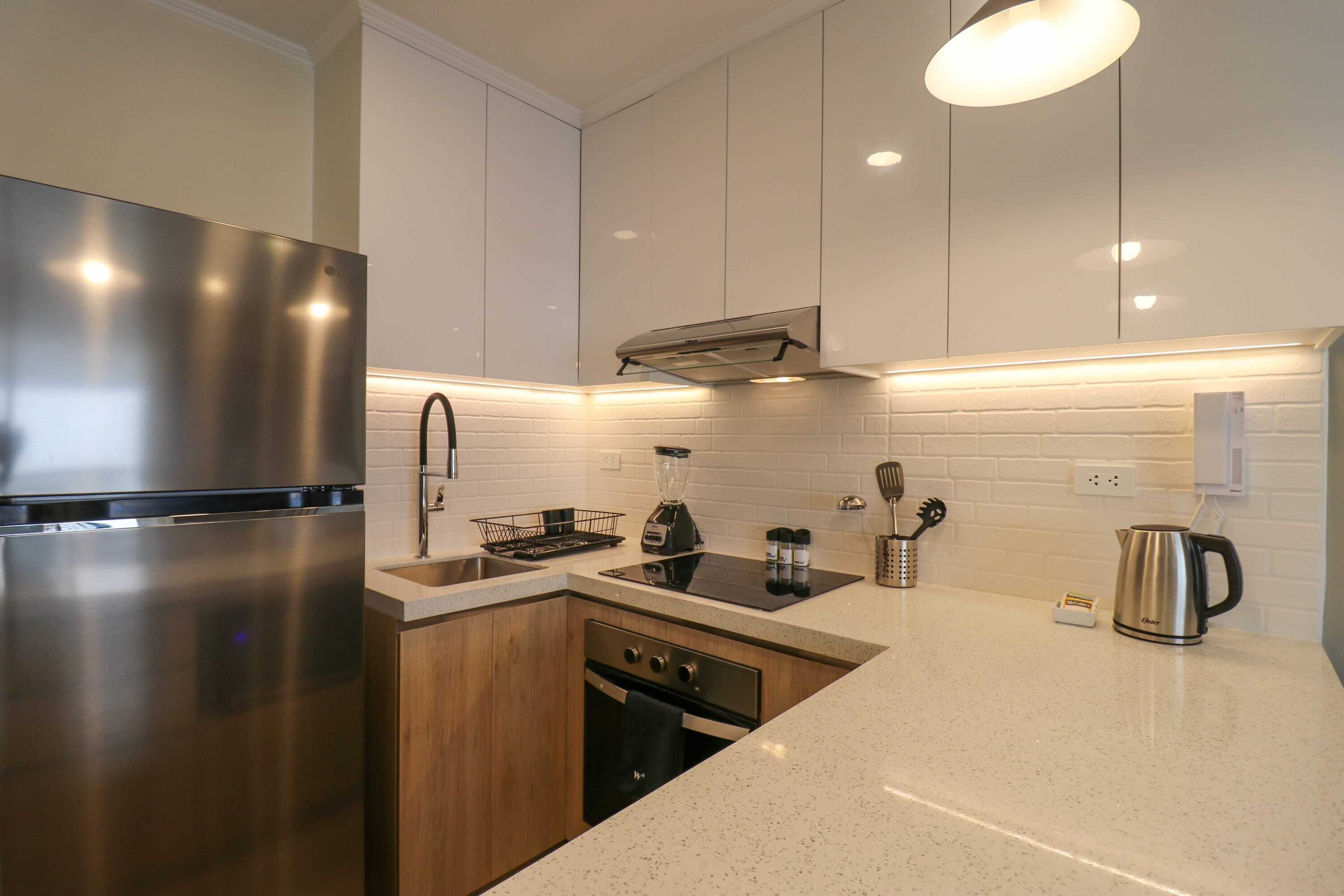 Refrigerador, microondas, horno y parrilla de estufa 