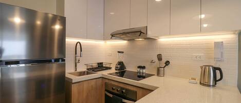 Frigorífico, microondas, horno y placa de cocina