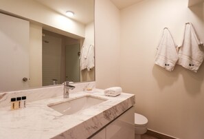 Bruser, hårtørrer, håndklæder