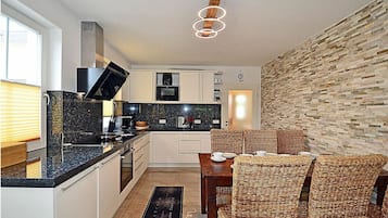 Geladeira, micro-ondas, fogão, cooktop