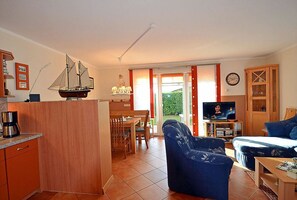 Smart-TV, DVD-spiller, bøker og stereoanlegg