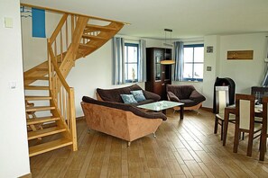 Smart TV, chimenea y libros 