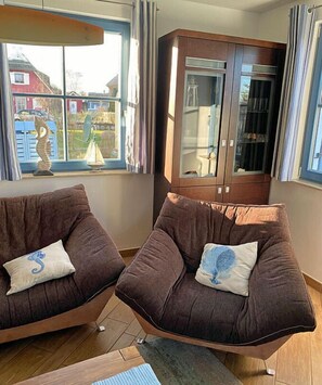 Een smart-tv, een open haard en boeken