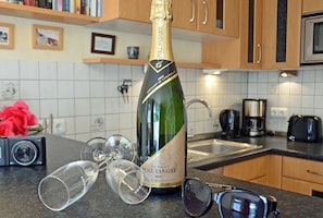 Een koelkast, een microgolfoven, een oven, een kookplaat