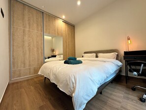 2 bedrooms, desk, iron/ironing board, WiFi