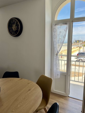 Dining - L'artiste, Moderne Avec vue mer - Cour - Parking (Langrune-sur-Mer)