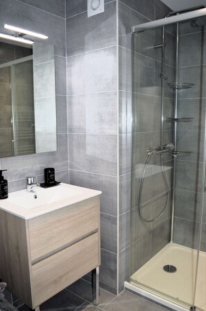 Regadera, secadora de cabello, toallas 