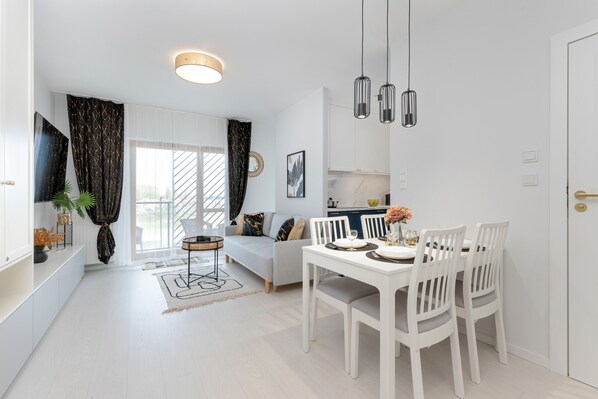 Living room - Modern With Balcony and Gym by Renters (Gdansk)