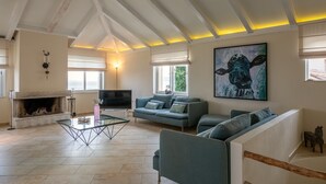 Villa (Villas Ivana & Bella) | Living room | 32-inch flat-screen TV with satellite channels - Stone Houses Dingač (Orebic)