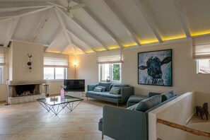 Villa (Villas Ivana & Bella) | Salle de séjour | Téléviseur à écran plat de 32 po avec télévision par satellite