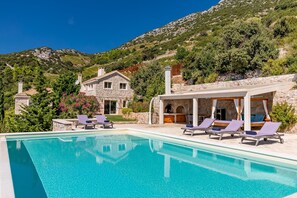 Villa (Villas Ivana & Bella) | Zwembad | Een seizoensgebonden buitenzwembad, een infinity pool