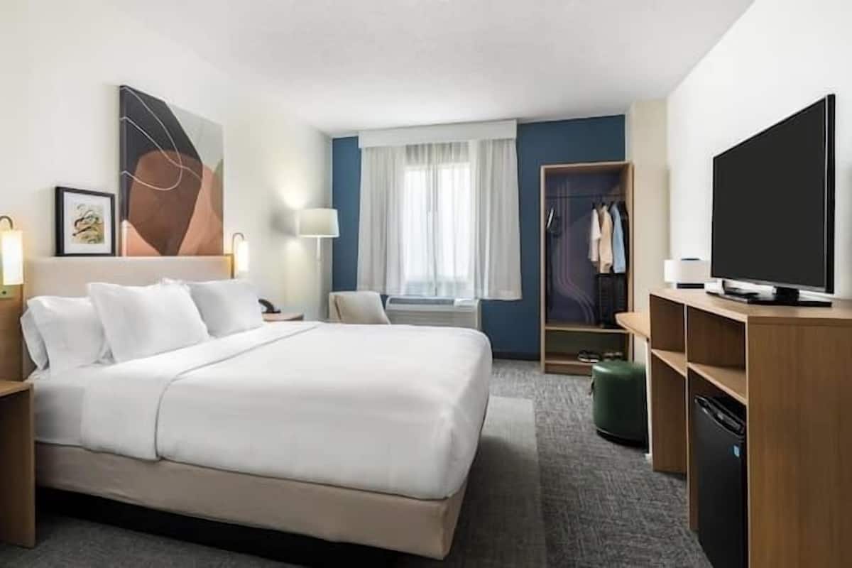Room, 1 King Bed | Premium bedding, desk, laptop workspace, blackout drapes