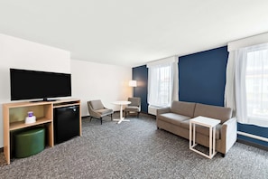 Suite estudio, 1 cama de matrimonio grande | Zona de estar | Televisión LED de 50 pulgadas con canales por cable, Netflix