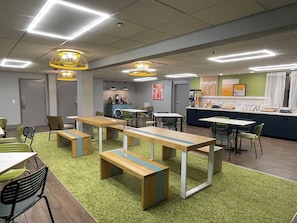 Frokost med lokale retter er inkludert hver dag